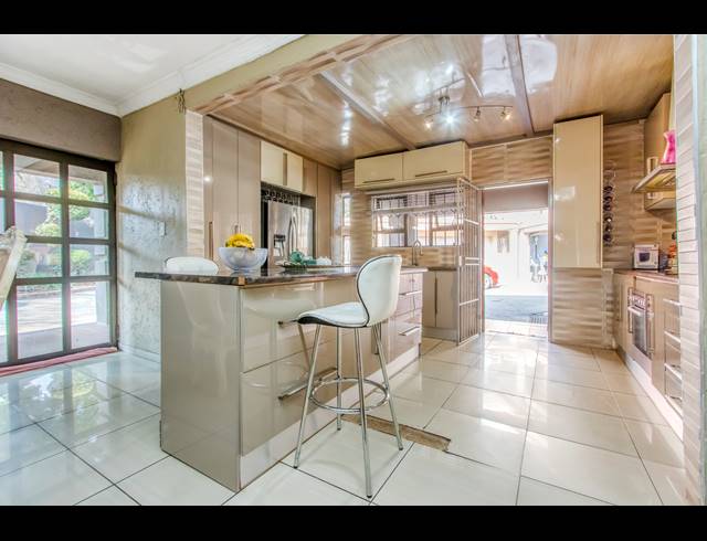 5 BEDROOM FREESTANDING FOR SALE IN MEREDALE